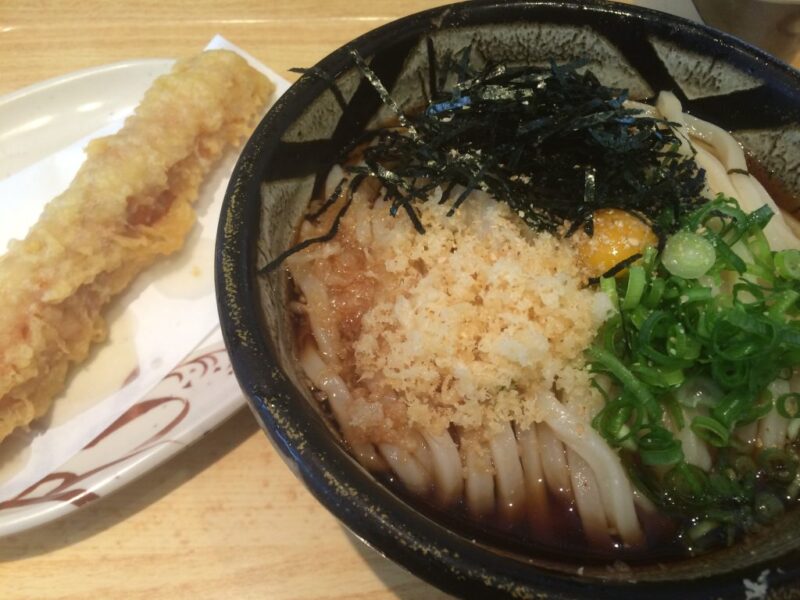 出汁の濃さと甘さがクセになる倉敷ふるいちの冷たいぶっかけうどん！
