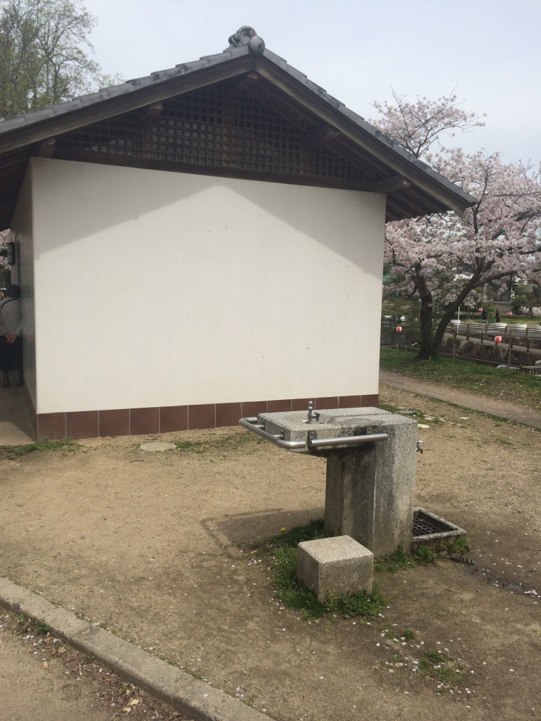 酒津公園にはトイレもあります。男女別。多目的あり。