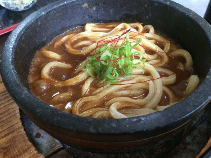 香川宇多津『さぬきの麺家香風』熱々スパイシー石焼きカレーうどんとサラダ！