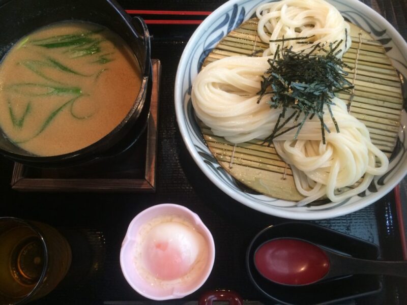 香川高松 さぬきうどん竜雲 お寺で白味噌ベースねぎと温玉のつけうどん