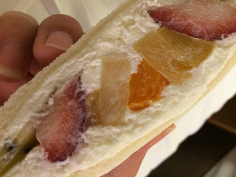 うめだ阪急サンドイッチ専門店『ファミーユ』芸術的な断面フルーツサンド！