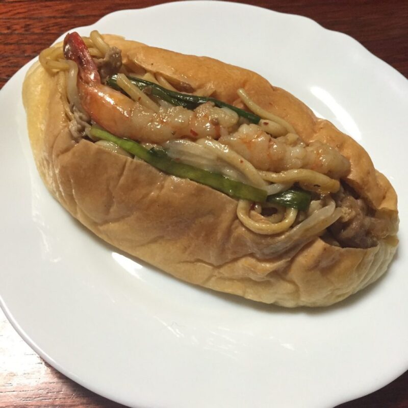 大阪梅田パン屋『ROUTE２７１』大行列のアジアン風味の海老焼きそばパン！