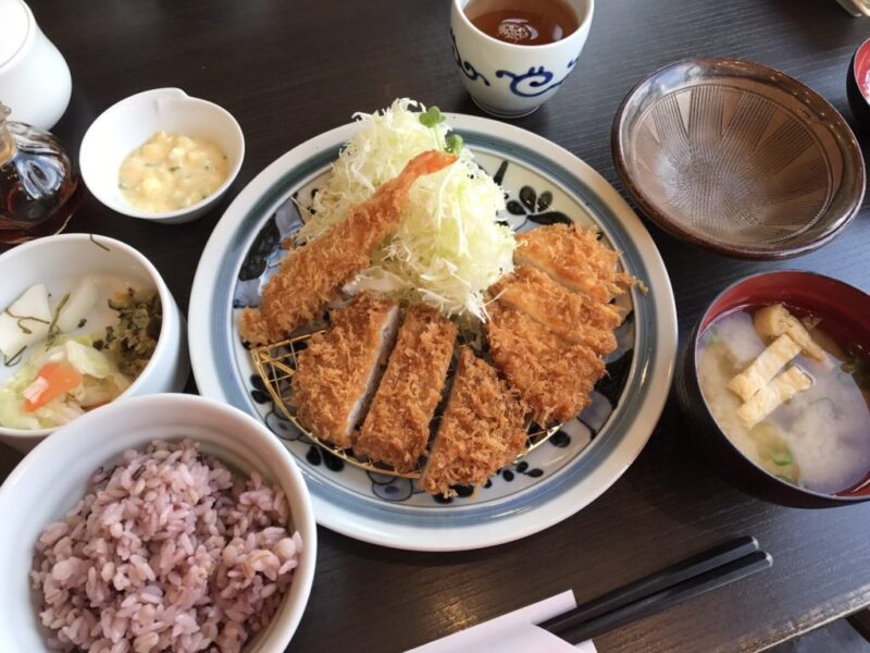 『とんかつ浜勝』はご飯、みそ汁、キャベツ、漬け物がおかわり自由③