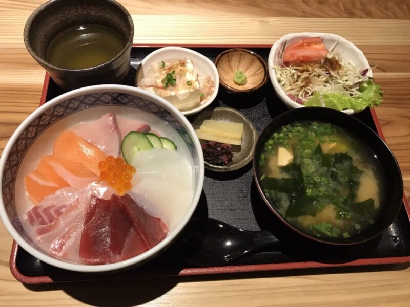 倉敷駅前商店街『個室居酒屋 笑衛門』桜姫鶏のから揚げ定食と海鮮丼ランチ！