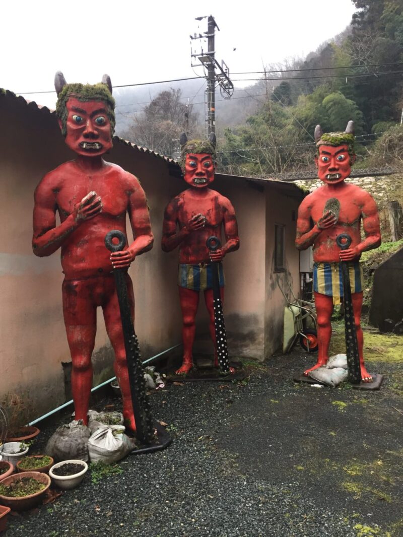 岡山県総社市『鬼びっくり饅頭本舗』鬼の看板がマジで恐すぎてヤバい！