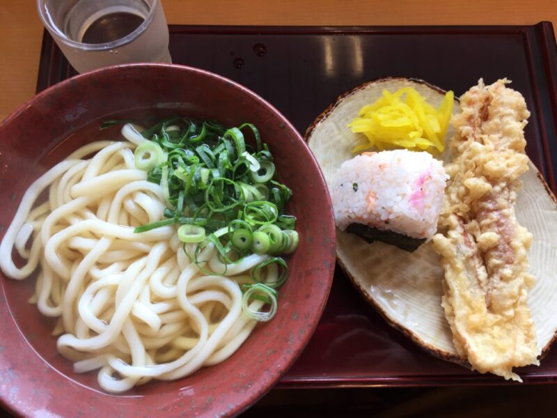 岡山大元セルフうどん『製めん屋和兵衛』おにぎりも天ぷらも美味しい！