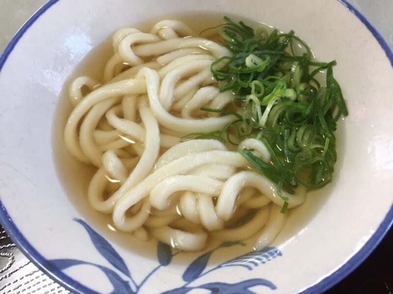 倉敷の老舗セルフ『らくらくうどん』倉敷店でかけうどんとちくわ天ぷら！