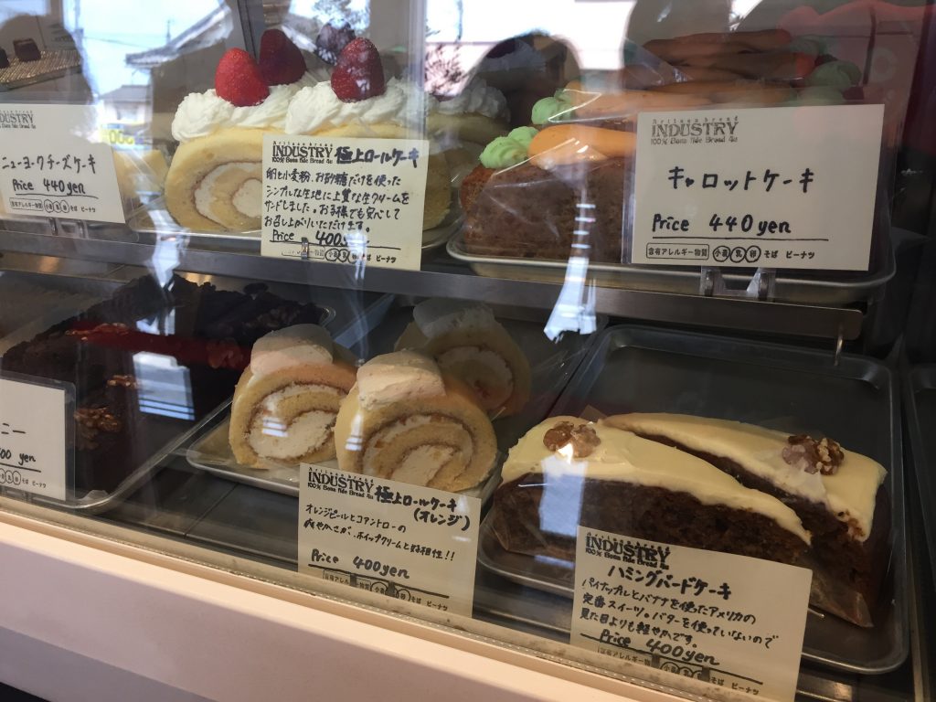 岡山総社パン屋 インダストリー カフェでローストビーフサンドランチ