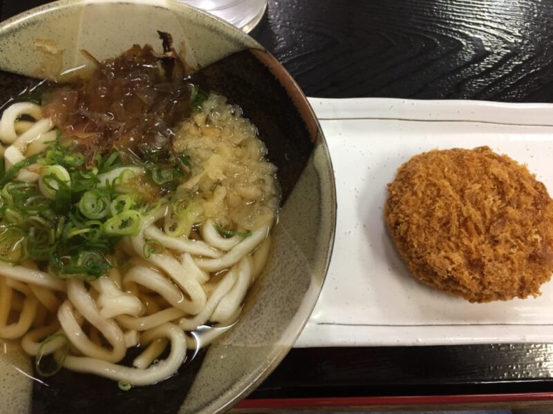 岡山浜野の老舗セルフ『らくらくうどん』かけうどんと天ぷらで２６０円！