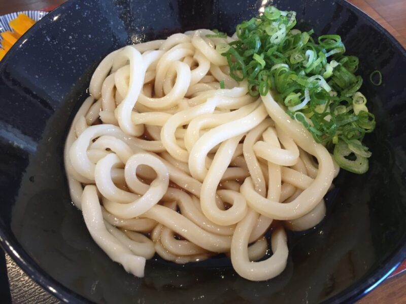 岡山海吉『セルフうどん楽や』揚げたてちくわ天とコシ強ぶっかけうどん！