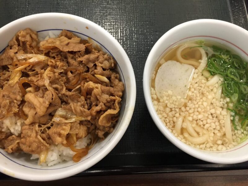 ２４時間営業『なか卯』牛丼と親子丼がで店内飲食もお持ち帰りもＯＫ！