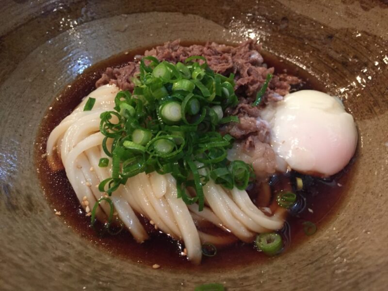 大阪駅前第３ビル『踊るうどん梅田店』肉まいたけ天温玉ぶっかけうどん！