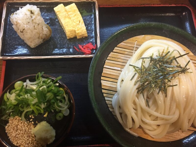 神戸三宮『讃岐麺房すずめ』本場さぬきうどんと出汁巻き玉子おにぎり定食！