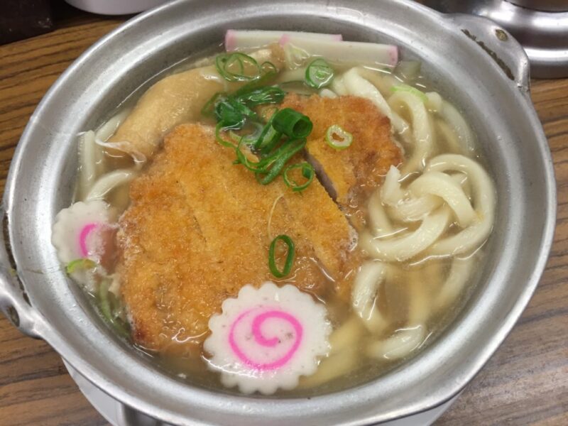 岡山泉田『元祖手打ちうどんさぬきや』熱々のトンカツ乗せ鍋焼きうどん！