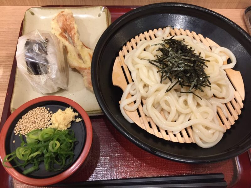 岡山大学病院『セルフうどん鶴久』ちくわ天ざるうどんと８０円おにぎり！