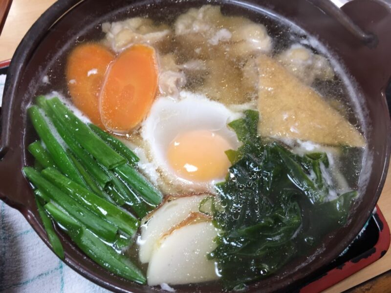 岡山足守『赤木手打ちうどん』出汁が香る鍋焼きうどんと天ぷら釜揚げ！