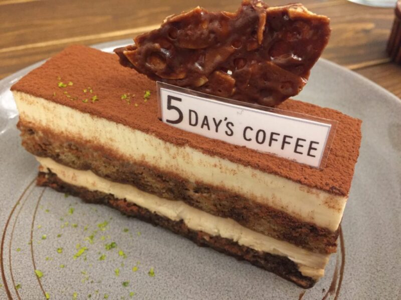 香川高松『５DAY’S COFFEE』インスタ映えなチョコケーキと自撮りの壁！