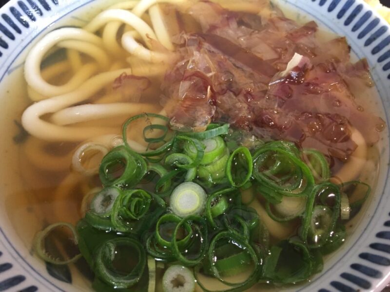 岡山駅地下『セルフうどんいりこ』安い早い美味いのうどん定食ランチ！