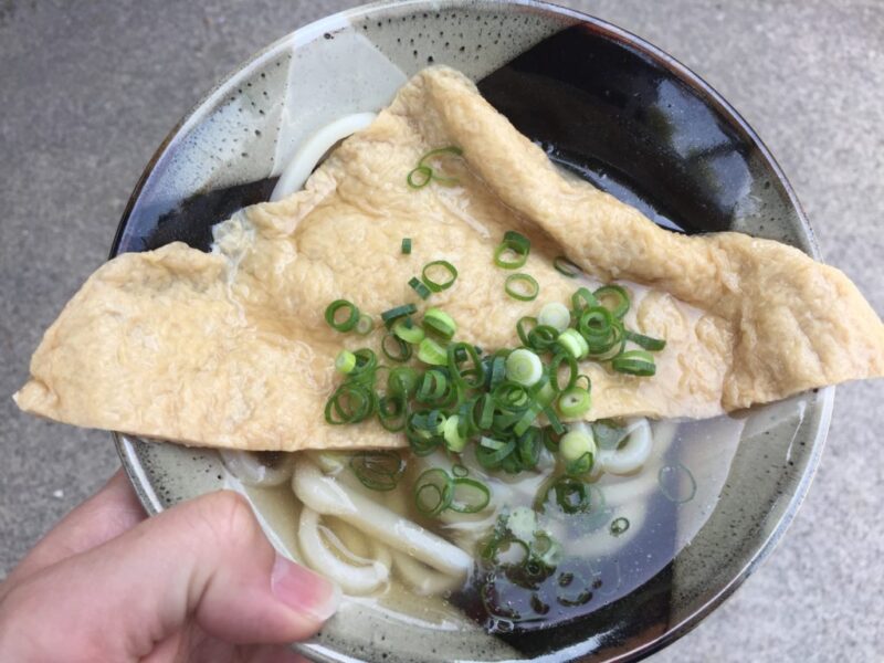 香川坂出さぬきうどん『がもう』丼からはみ出るお揚げのきつねうどん！