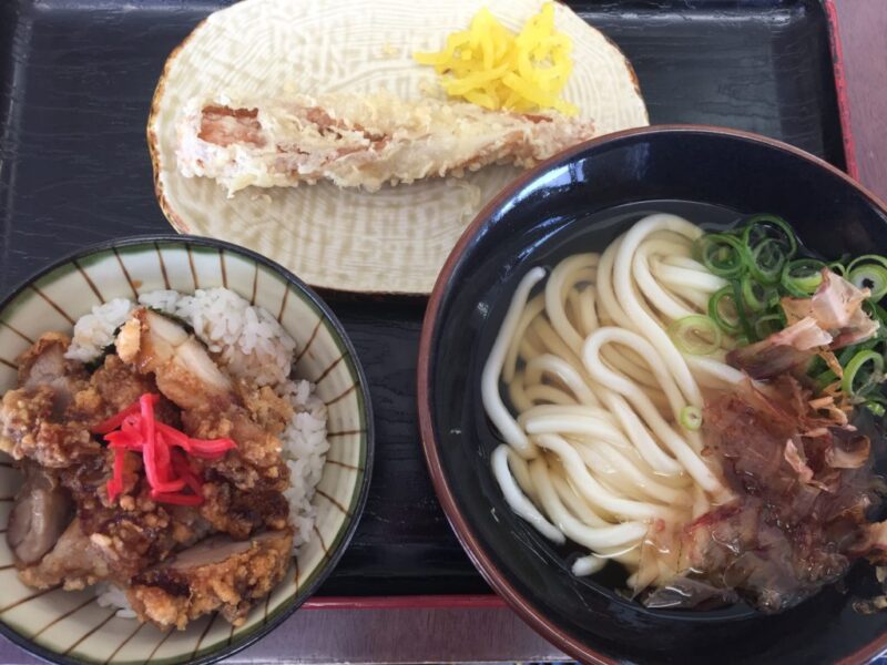 岡山郡『セルフうどん小麦や』かけうどんと鶏めしのお得なランチ定食！