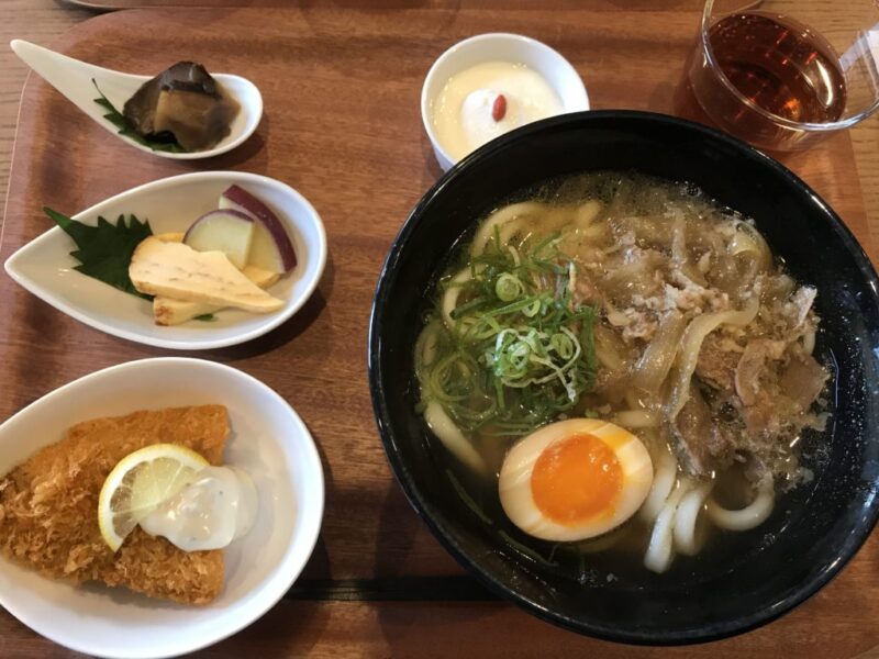 倉敷加須山『うどん鶴璃(つるり)』選べる４種の小鉢とホワイトカレーうどん