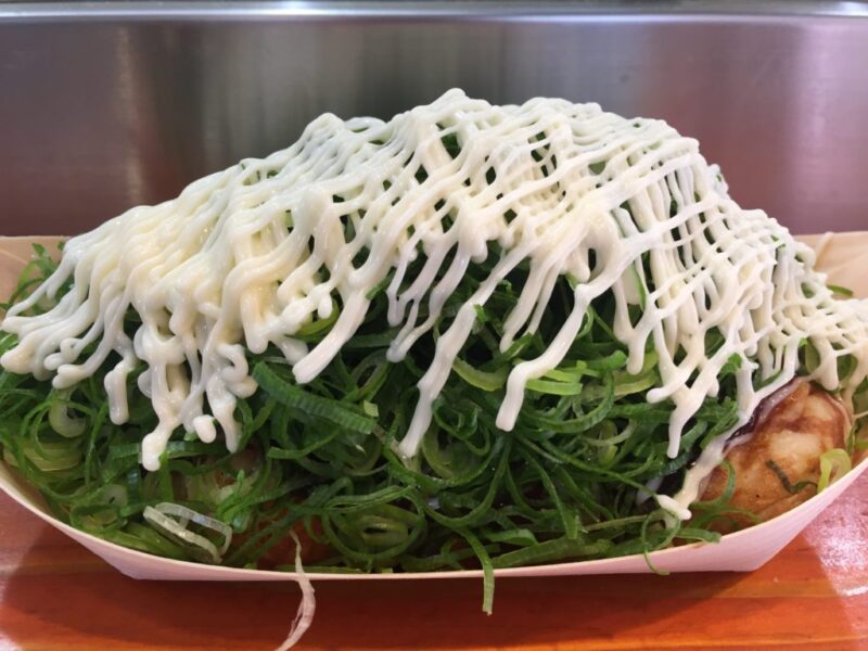 大阪新梅田食道街『はなだこ』ネギとマヨネーズ山盛りたこ焼きを立ち食い！