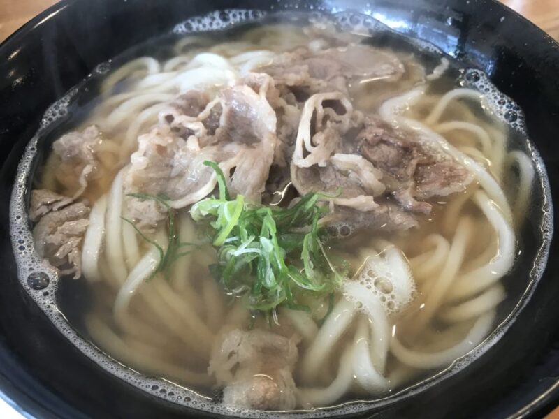 倉敷浜町『やまこうどん』連島ごぼうチップが香る肉まぜうどんランチ！