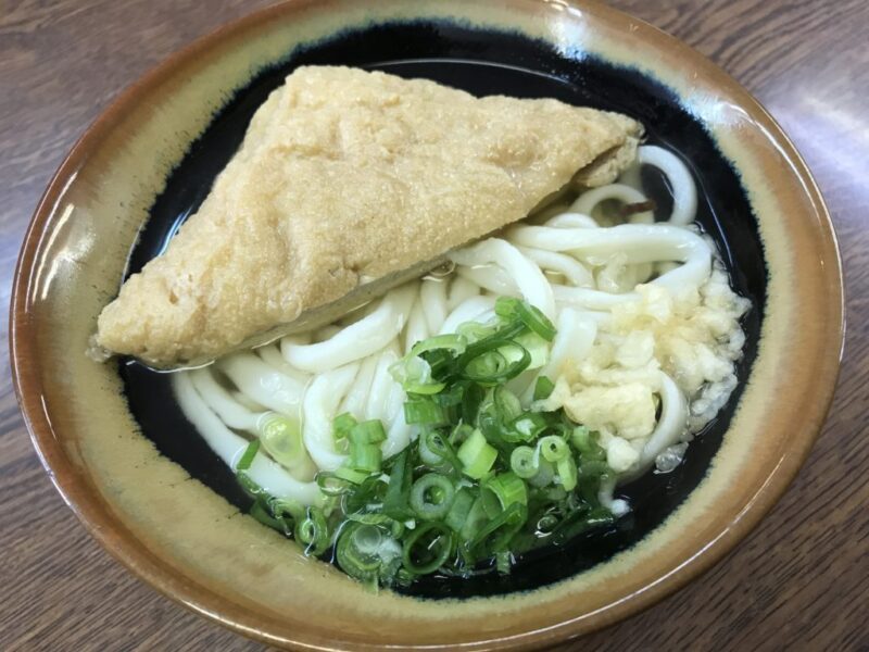 香川善通寺『白川うどん』田んぼの真ん中で食べるセルフのきつねうどん！