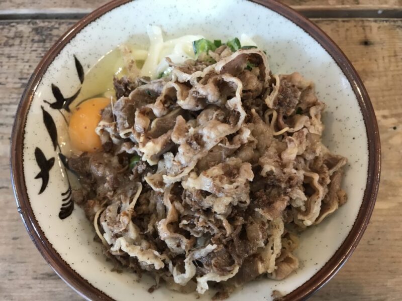 香川観音寺『岸井うどん』ビニールハウスの肉ぶっかけと肉釜玉うどん！