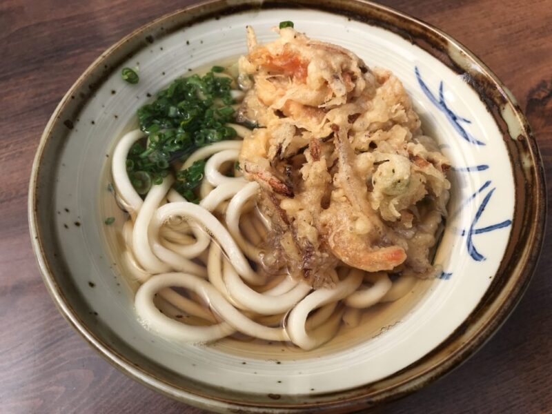 香川宇多津讃岐うどん店『長楽製麺所』怪しい店内でガシガシ食感かき揚げ！