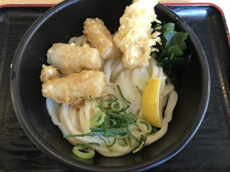 香川丸亀商店街『手打ちうどんつづみ』鶏と餅の天ぷらぶっかけうどん！