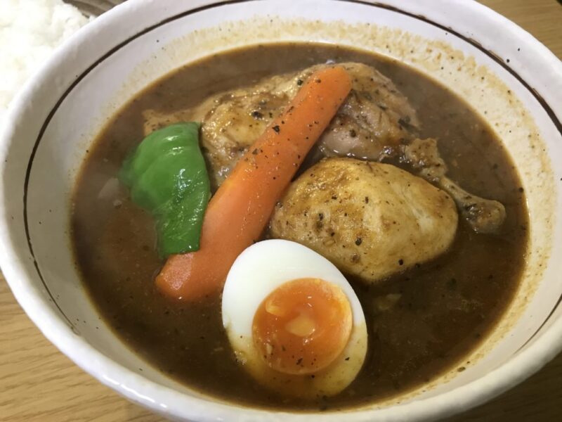 岡山中央卸売市場『スープカレーわたなべ』２４種類のスパイスと骨付き鳥！