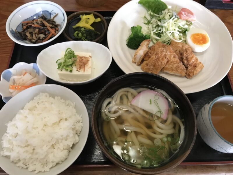 倉敷笹沖『半ちゃんうどん』昭和を感じる大衆食堂で日替わりうどん定食！