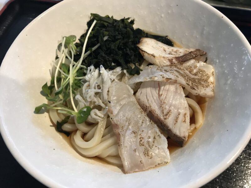 香川坂出『瀬戸内ぶっかけうどんせんり』鯛とハマチの炙りが乗ったうどん！