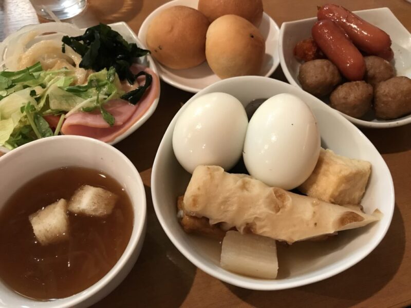 岡山駅地下『ニコニコキッチンさんさん』サラダバーとおかず食べ放題ランチ