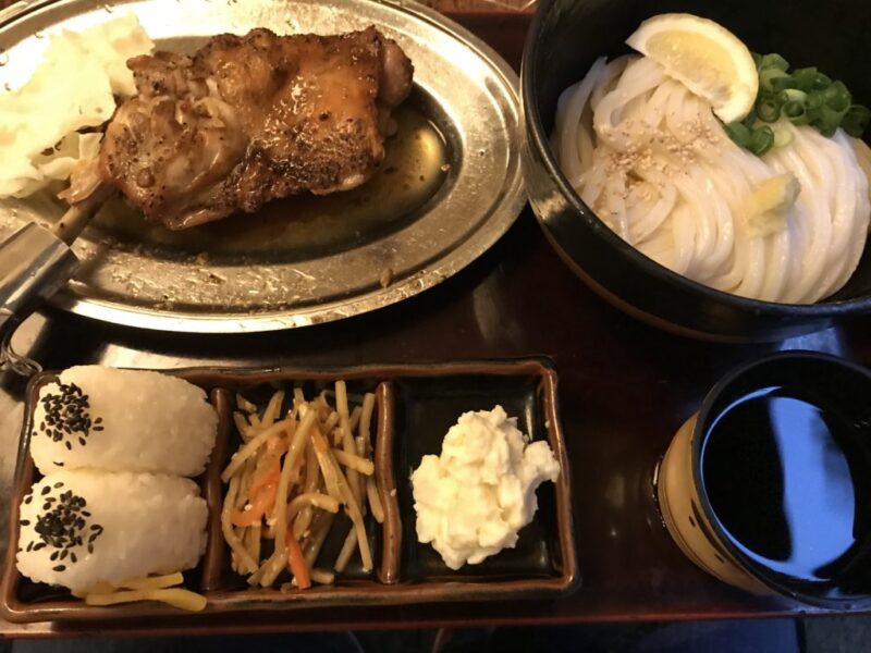 香川宇多津『塩がま屋』超豪華な柔らか骨付き鳥とぶっかけうどん定食！