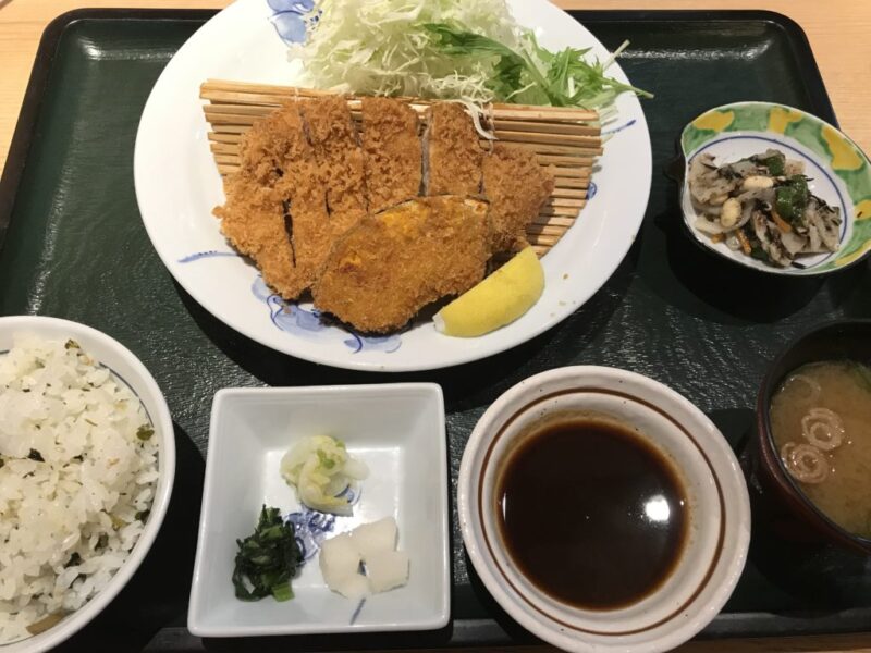 岡山上中野『とんかつ牛かつふく徳』豚ロースカツ定食と食べ放題ランチ！