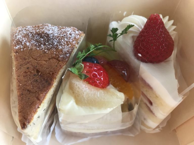 岡山西古松 カントリーケーキもりのくまさん 苺ショートとフルーツタルト