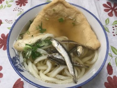 香川善通寺『宮川製麺所』セルフで出汁のイリコ食べ放題のきつねうどん！