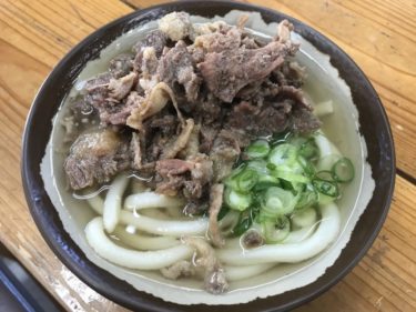 香川丸亀『一屋 飯山店』まるで讃岐富士！お皿に牛肉盛り放題の肉うどん！