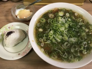 岡山奉還町『中華そば冨士屋』元祖岡山ラーメン温玉ネギ盛おにぎりランチ