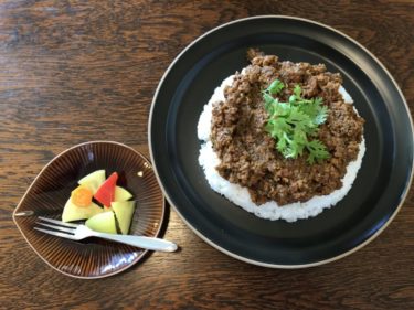 倉敷西阿知『カレー屋カルダモン』スパイス香るキーマカレーとエビカレー！