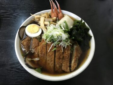 倉敷新田『全勝横綱ラーメン』トンカツと蟹が乗った豪華チャーシューメン！