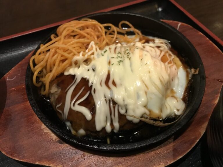 倉敷駅前 花火 居酒屋で目玉焼きハンバーグと鶏のから揚げ定食ランチ