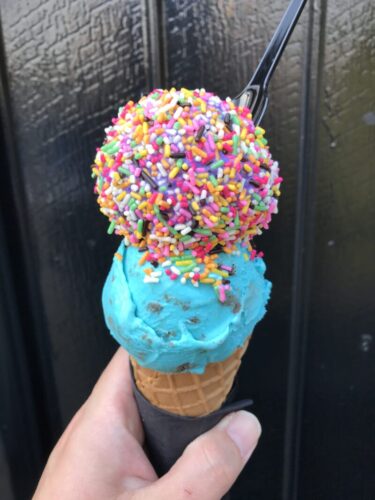 岡山大供『クレイジーアイスクリーム』赤青黄色のド派手なチョコアイス！