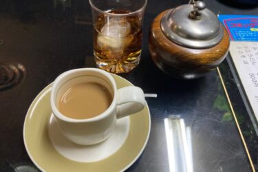 岡山市南区『喫茶軽食パイオニア』麻雀ゲームテーブルでモーニングコーヒー