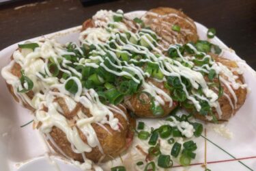 大阪キタ『たこ焼き専門店カリトロ梅田店』ソースマヨのねぎタコ焼き！