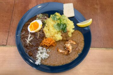 岡山磨屋町『わすれんぼう』海老と牛すじの２種あいがけスパイスカレー！