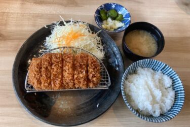 岡山高柳『とんかつ神楽坂さくら』ロースかつ定食と海鮮エビフライランチ！