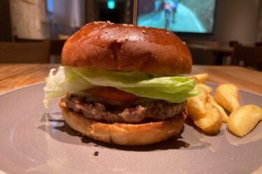 岡山本町『ハレバレバーガー』牛肉１００％チーズバーガーとフライドポテト